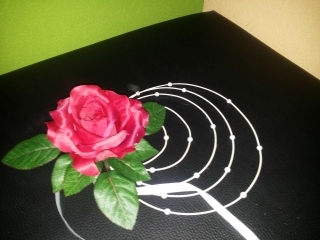 Ratanový krúžok s ružičkou na prísavke cyklaménová