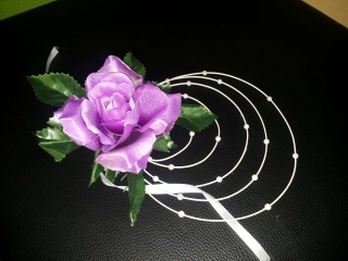 Ratanový krúžok s ružičkou fialový na prísavke