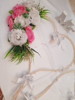 Svadobná výzdoba na auto ratanové srdiečka, biela - ružová